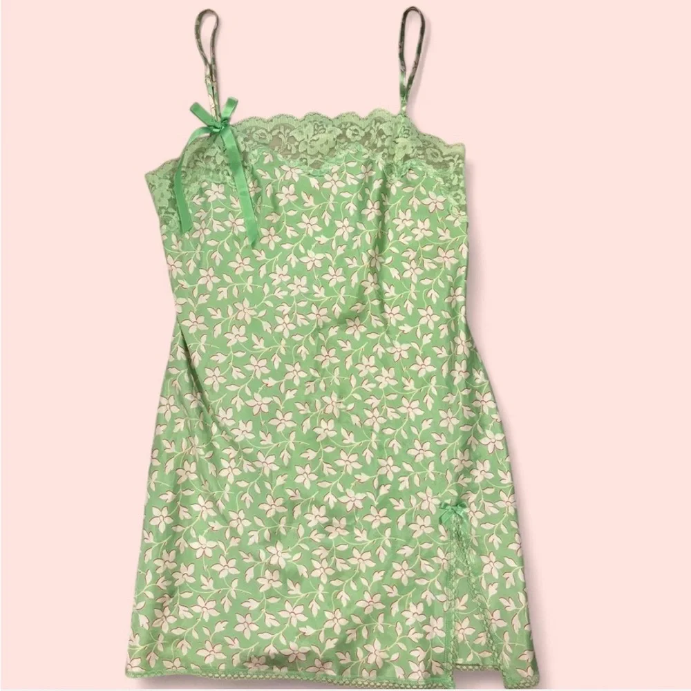 🧚♂️ Vintage Victoria’s Secret Sage Floral Silk Slip 🧚♂️ - Picture 1 of 5
